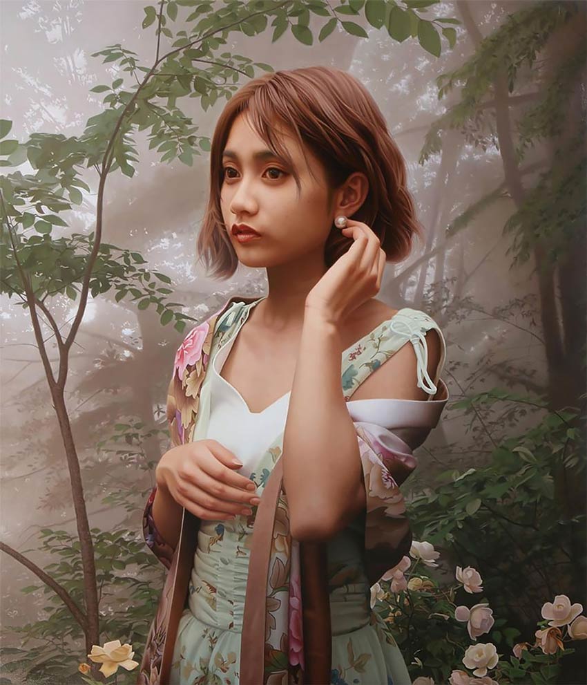 Retrato hiperrealista de mujer con vestido blanco de colores. Se sostiene la oreja con la mano izquierda. Está en un bosque con flores.
