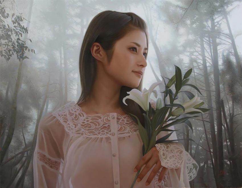 Retrato busco mujer, sosteniendo unas flores, en un bosque. ambiente frío.