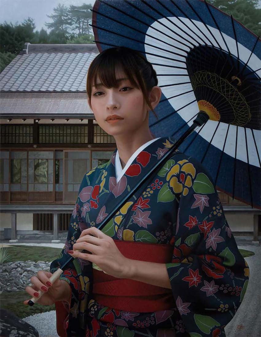 Retrato hiperrealista de mujer portando un kimono de flores. Sostiene una sombrilla decorada. Está en un jardín