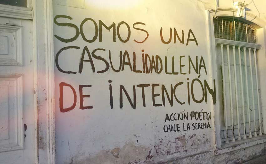 Muro pintado con la frase: Somos una casualidad llena de intención. Acción poética. Chile, la Serena.