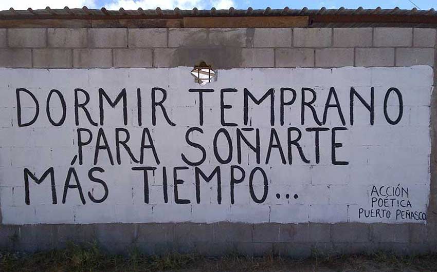 Muro pintado con la frase: Dormir temprano para soñarte más tiempo... Acción poética Puerto Peñasco.
