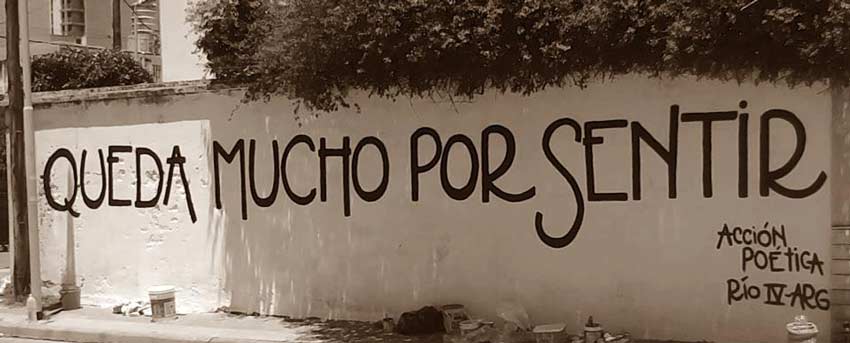 Muro pintado con la frase: Queda mucho por sentir. Acción Poética Río.