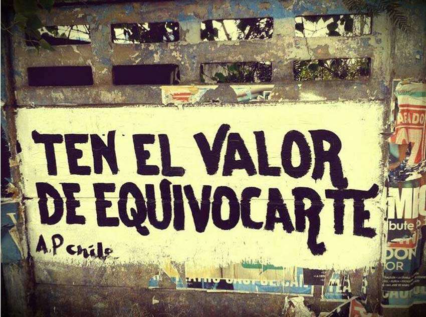 Muro pintado con la frase: Ten el valor de equivocarte. A.P Chile.
