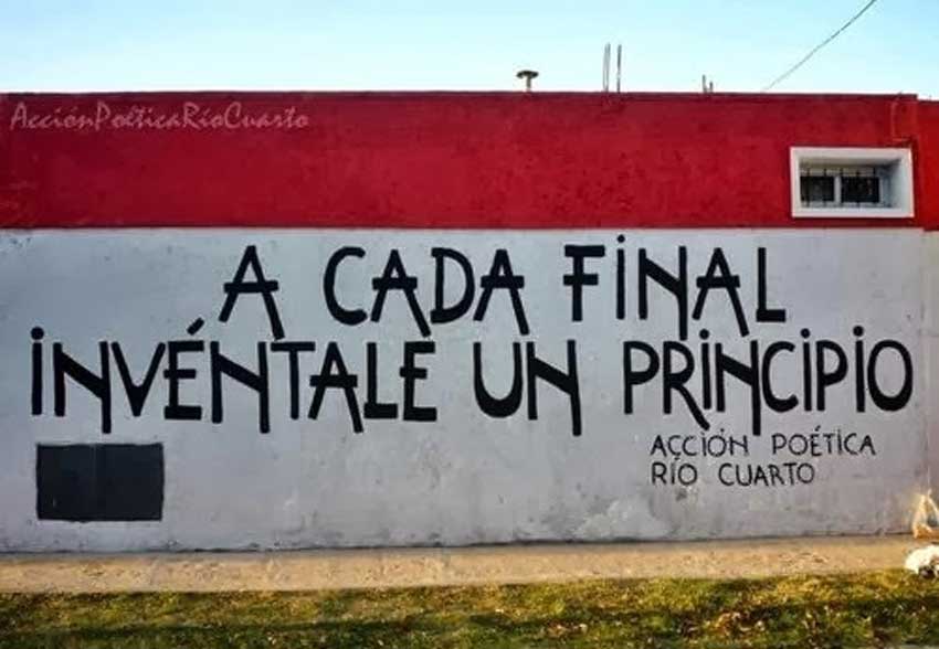 Muro pintado con la frase: A cada final invéntale un principio. Acción poética. Río Cuarto.