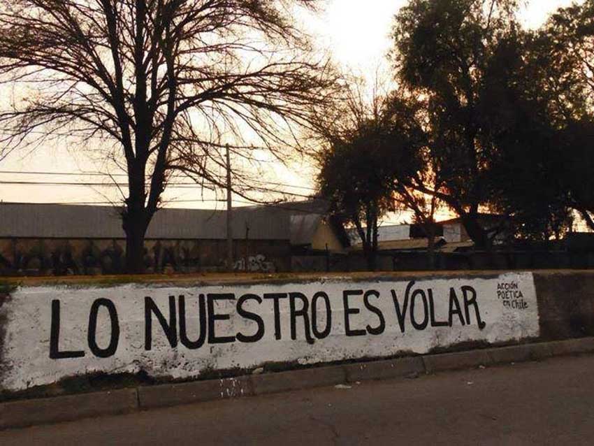 Muro pintado con la frase: Lo nuestro es volar. Acción poética frase Chile.