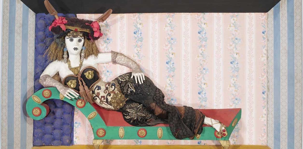 Obra: Apoteosis de Ramona. Antonio Berni. Obra compuesta por una mujer recostada sobre un diván. sostiene sus caderas con una mano.