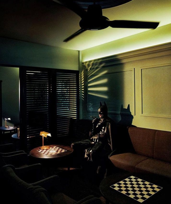 Foto de Batman fumando un cigarro sentado en una oficina de la serie Daily Bat de Sebastian Magnani @sebastianmagnani