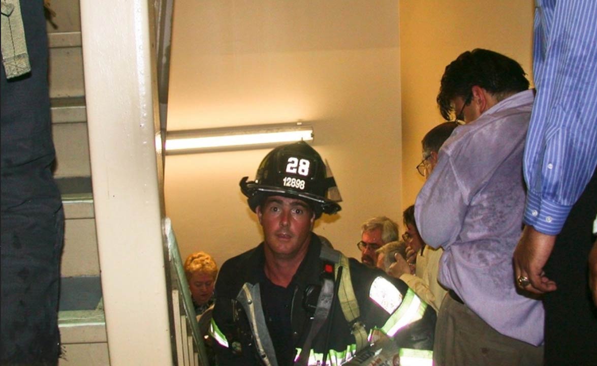 Mientras personas bajaban para salvarse, bomberos como Mike Kehoe (en la foto) subía para ayudar a las víctimas. Fotografía de John Labriola.
