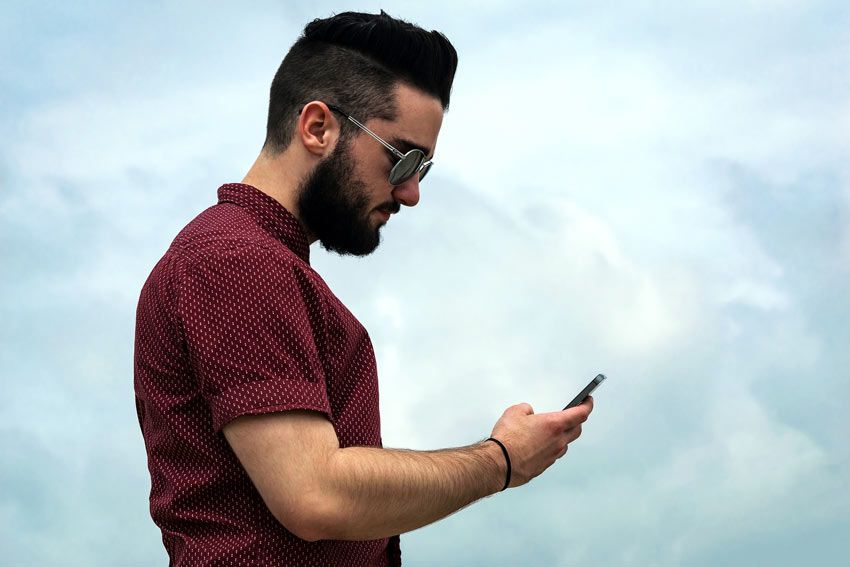 Mujer observando su teléfono móvil. por qué amigos hacen ghosting