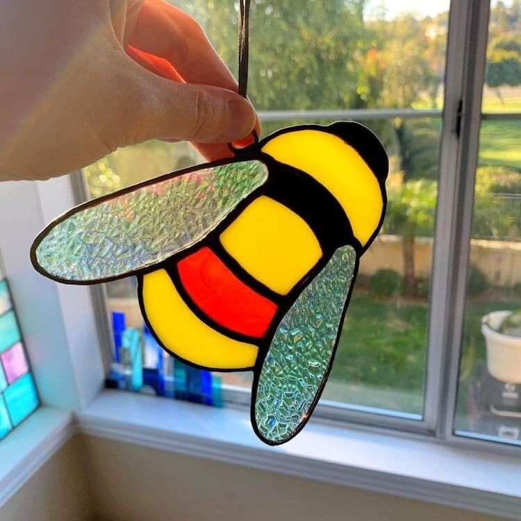 Vitral con forma de una abeja.