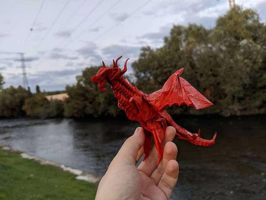 Dragón mitológico hecho en papel. Animales de origami