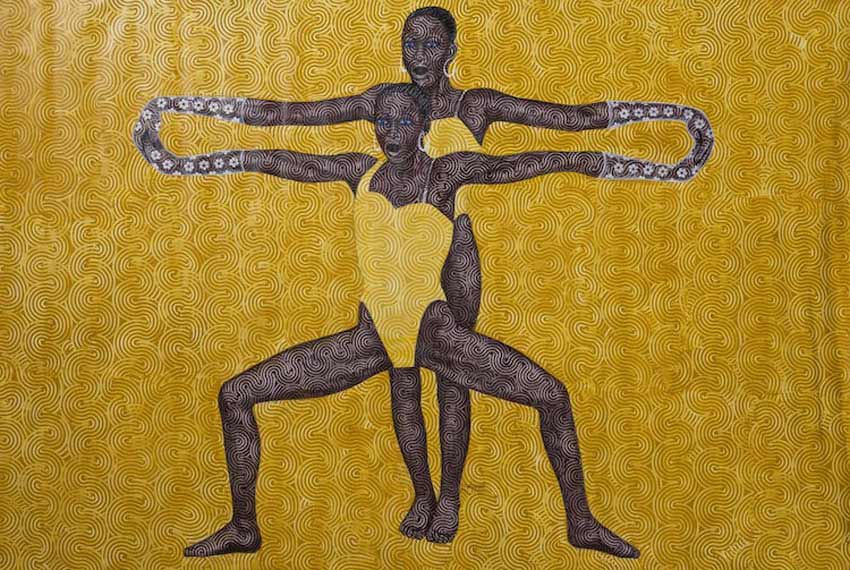 Artista da vida a sus cuadros con motivos ondulados. Dos mujeres bailando en bestido de baño amarillo.