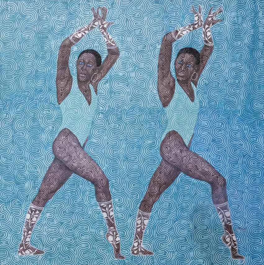 Artista da vida a sus cuadros con motivos ondulados. Cuadro azul, dos mujeres bailando en bestido de baño azul.