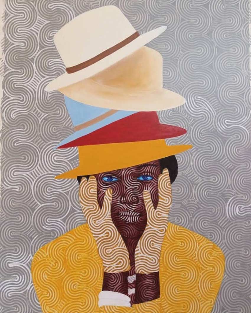 Artista da vida a sus cuadros con motivos ondulados. Una mujer con 5 sombreros puestos en su cabeza.