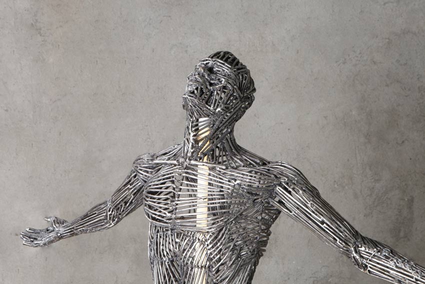 Escultura del cuerpo humano en tamaño real de metal con luces LED en su interior