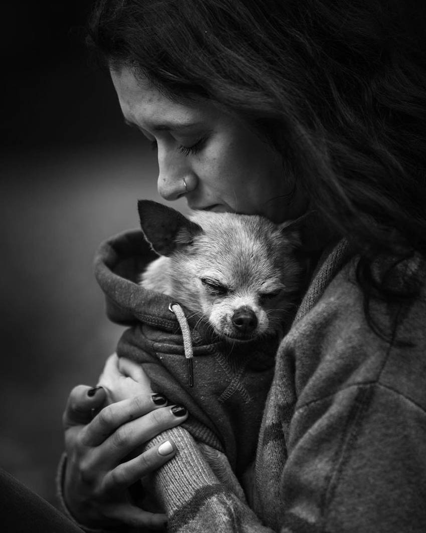 Mujer abrazando a su perro
