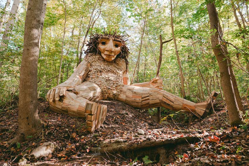 Esculturas de Thomas Dambo gigantes. Troll sentado en el bosque