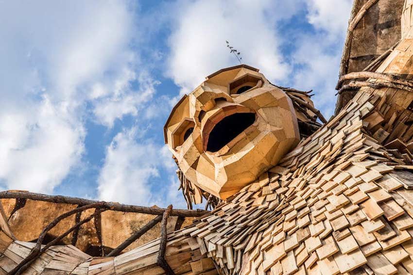 Esculturas de Thomas Dambo gigantes. Troll en corriendo con alas en sus brazos 3
