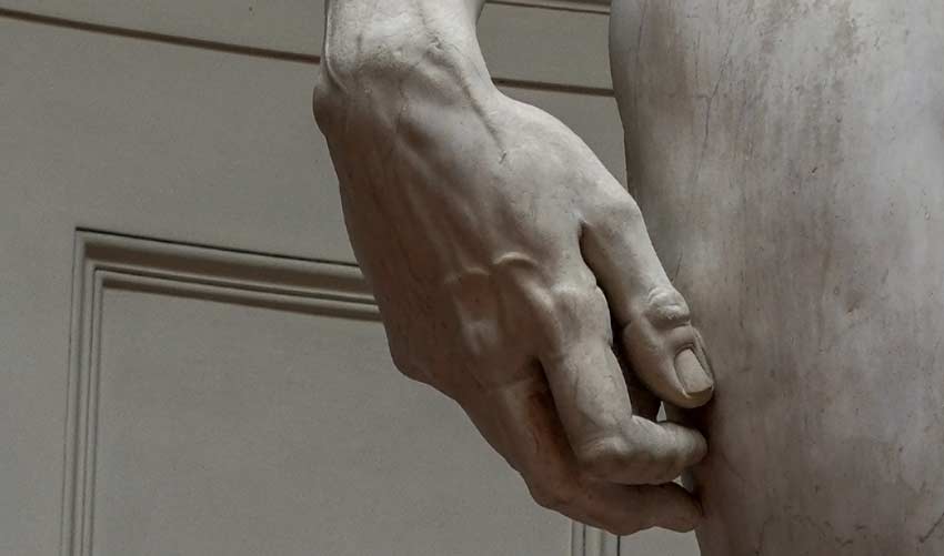 Detalle de la mano derecha de El David de Miguel Ángel. Se aprecian las uñas y las venas de su mano.