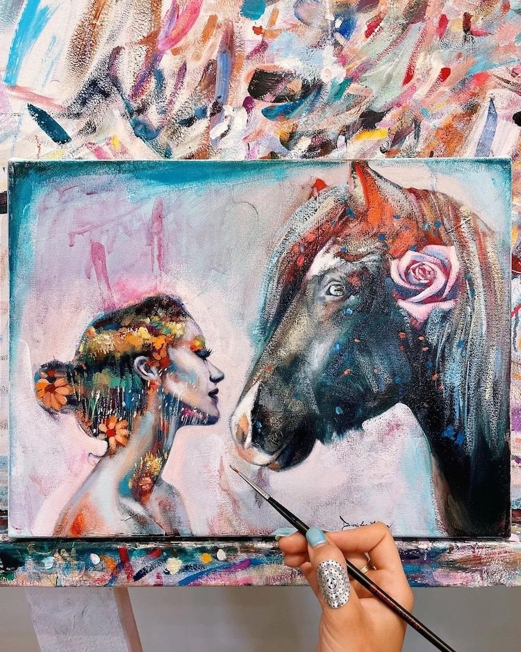 Estas pinturas capturan un vínculo espiritual entre mujeres y animales