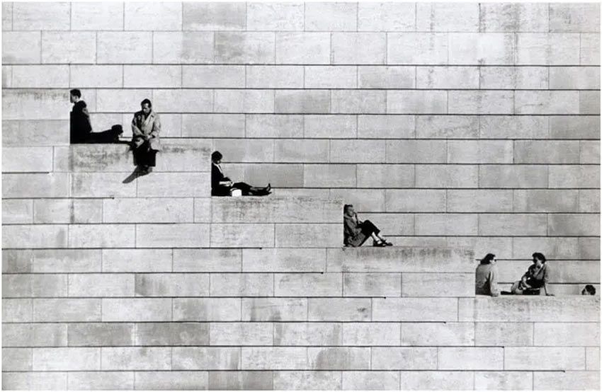 Fotografía: Robert Doisneau. Jóvenes sentados en grandes escalones.