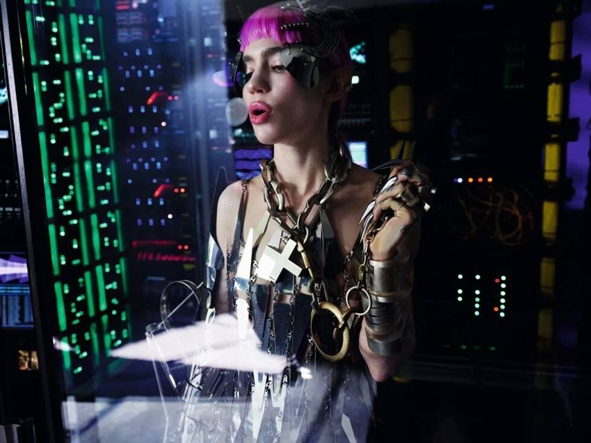 Grimes con un atuendo futurista dentro de un centro de datos. Calendario Pirelli 202
