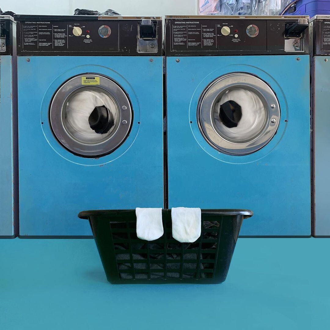 Rostro chistoso hecho con dos lavadoras. Surrealismo cotidiano por la artista rusa Helga Stentzel
