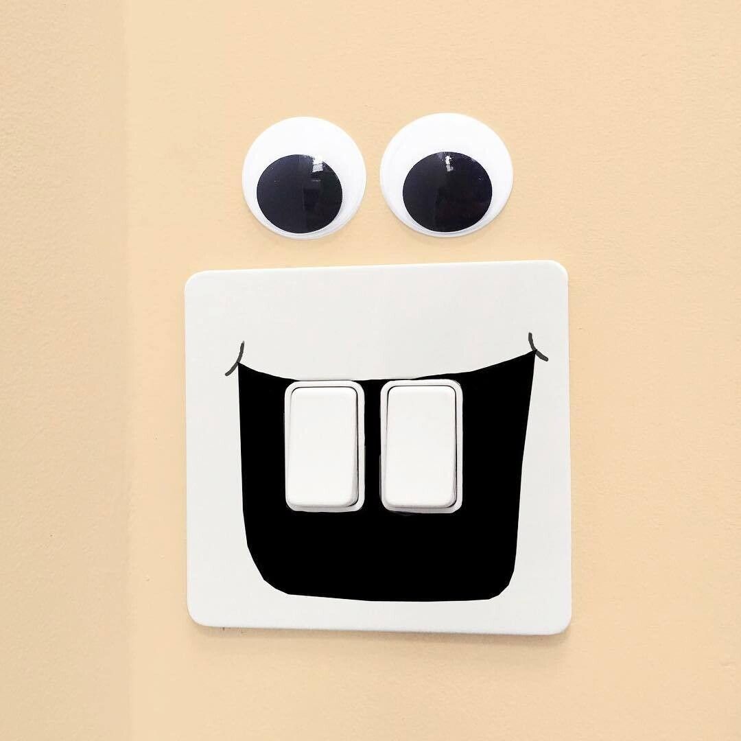 Cara chistosa hecha con un interruptor de luz, los dientes son los botones.