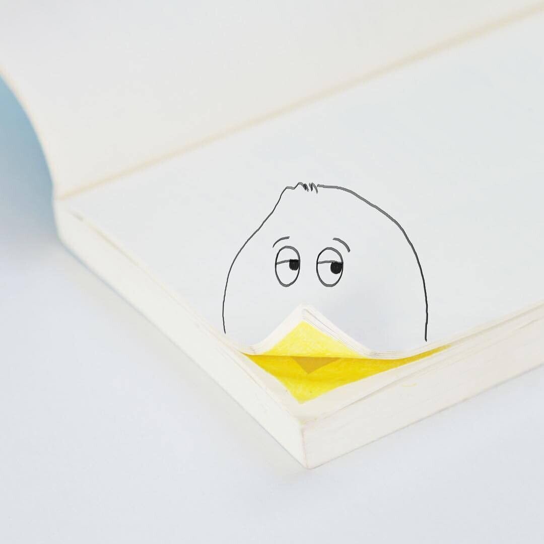 Pico de un ave y una mirada sospechosa hecho con las puntas de un libro. Surrealismo cotidiano por la artista rusa Helga Stentzel