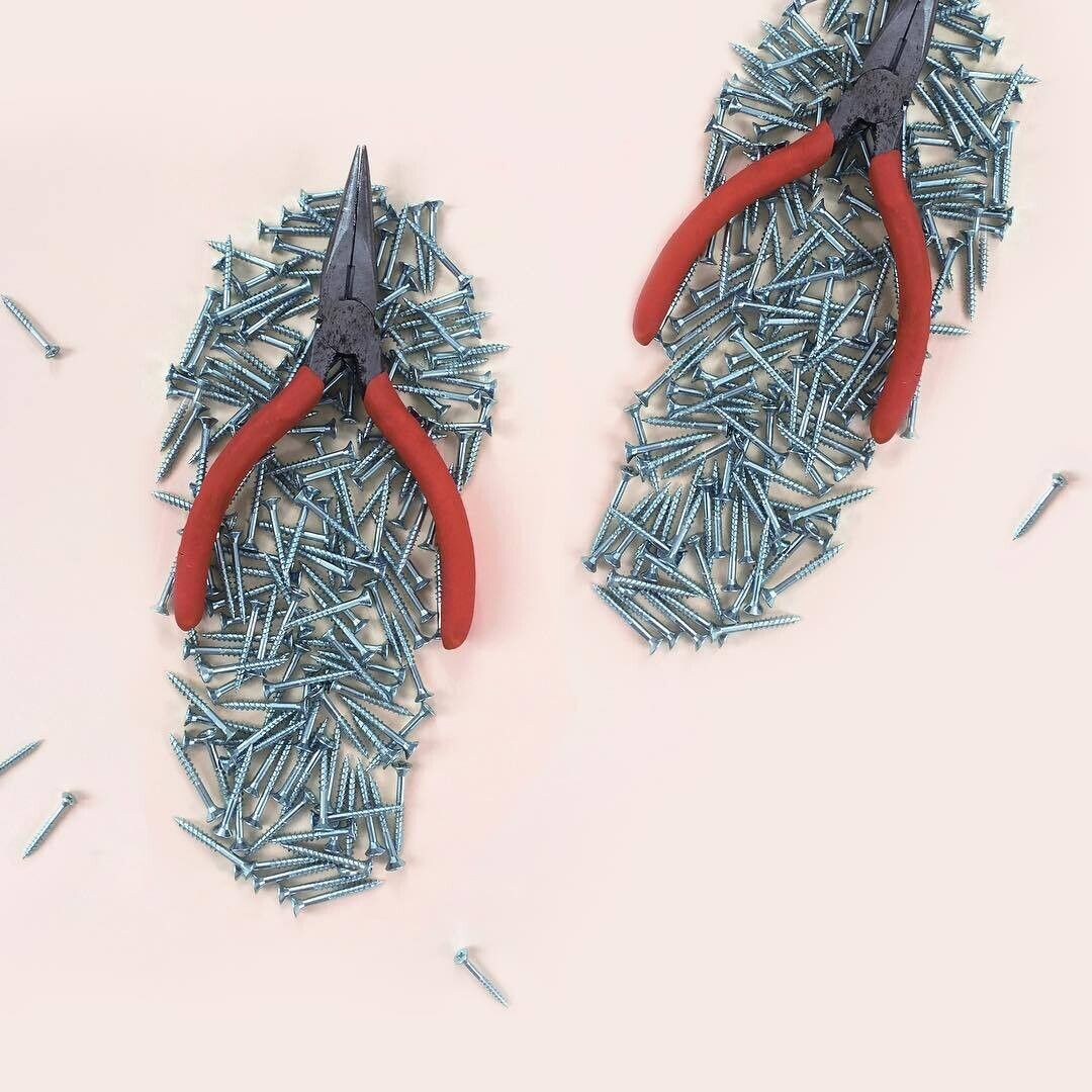 Dos sandalias hechas con tornillos y dos alicates. Surrealismo cotidiano por la artista rusa Helga Stentzel