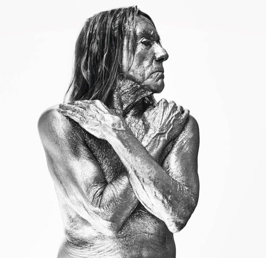 En la imagen el artista de la música Iggy Pop, en blanco y negro, de perfil, abrazándose con sus manos. Calendario Pirelli 2022