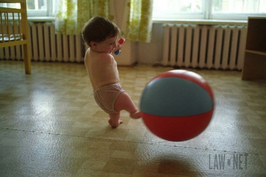 Fotografía: Igor Kostin. Law Net. Fotografía de un niño, sin brazo derecho. Sus piernas son deformes. Juega con un balón.