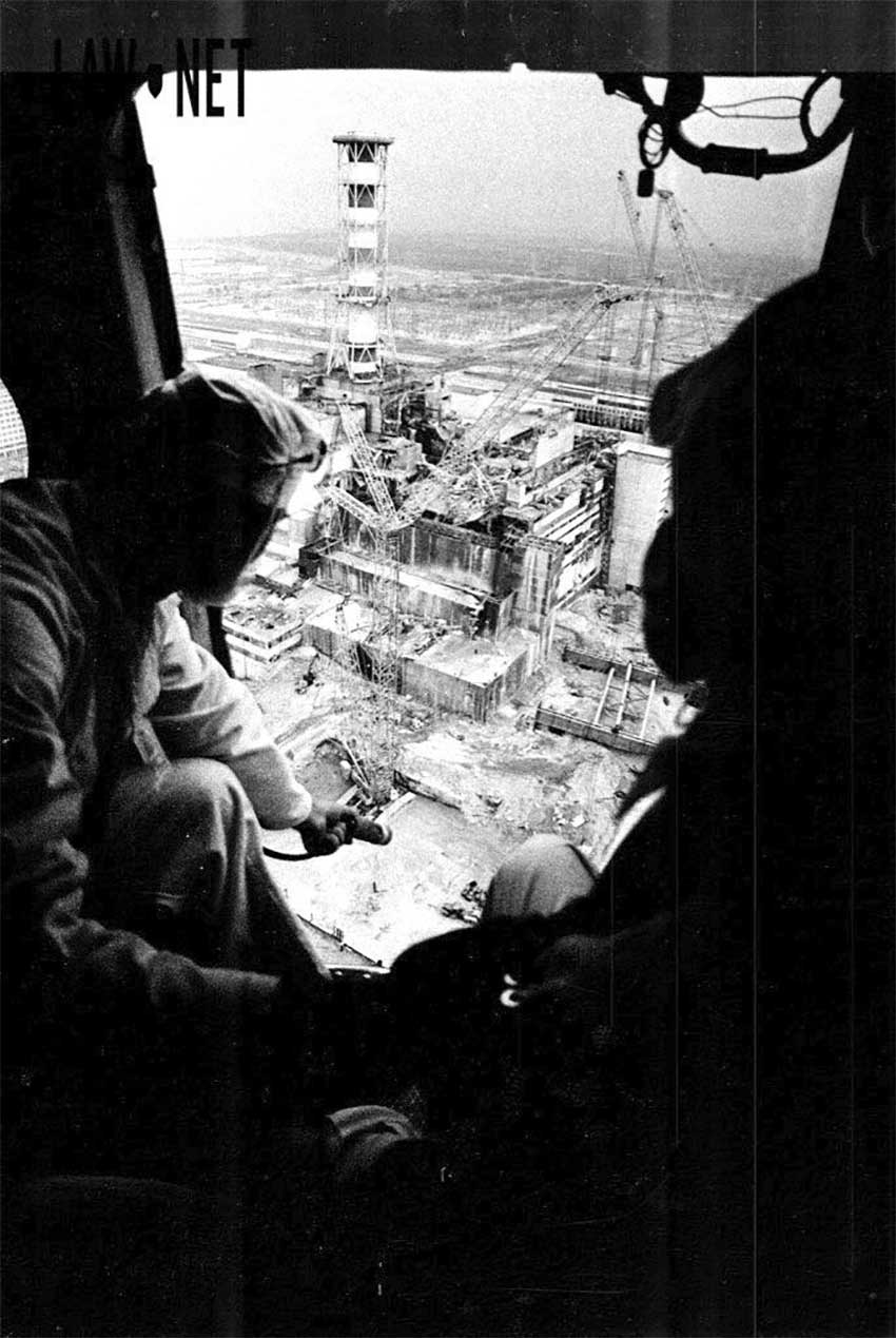 Fotografía: Igor Kostin. Law Net. Fotografía de dos sujetos observando desde un helicóptero los daños en Chernóbil
