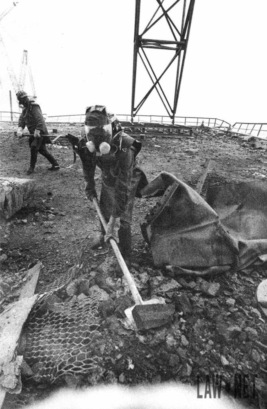 Fotografía: Igor Kostin. Law Net. Fotografía de una persona con una pala moviendo escombros del suelo tras las explosión en Chernóbil.