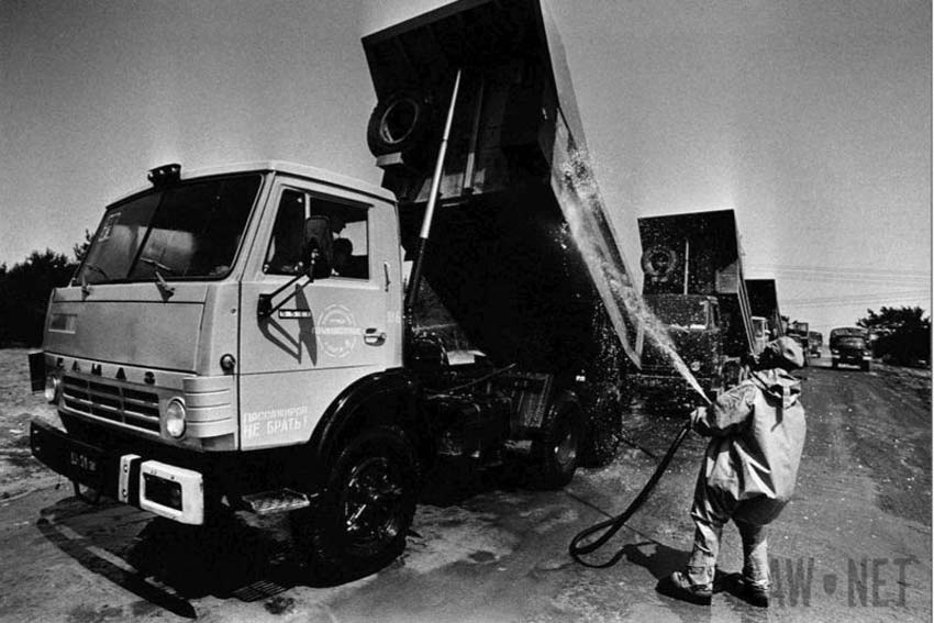 Fotografía: Igor Kostin. Law Net. Foto de persona labando un camión en Chernóbil