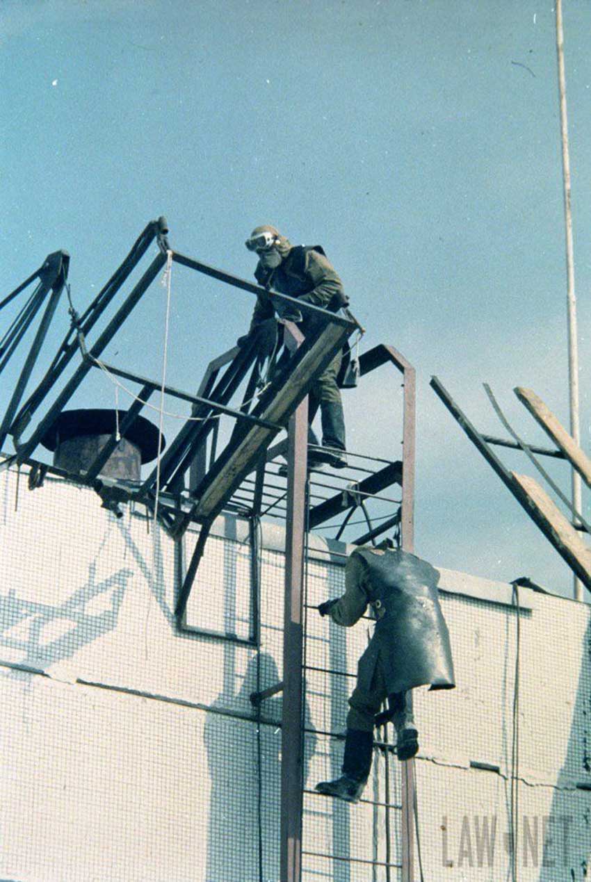 Fotografía: Igor Kostin. Law Net. Dos personas bajando escaleras que ejecutan labores de mitigación de daños en Chernóbil