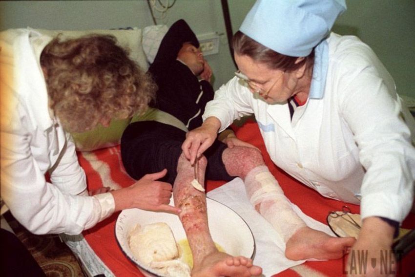 Fotografía: Igor Kostin. Law Net. Foto de dos mujeres atendiendo a un hombre víctima de accidente en Chernóbil