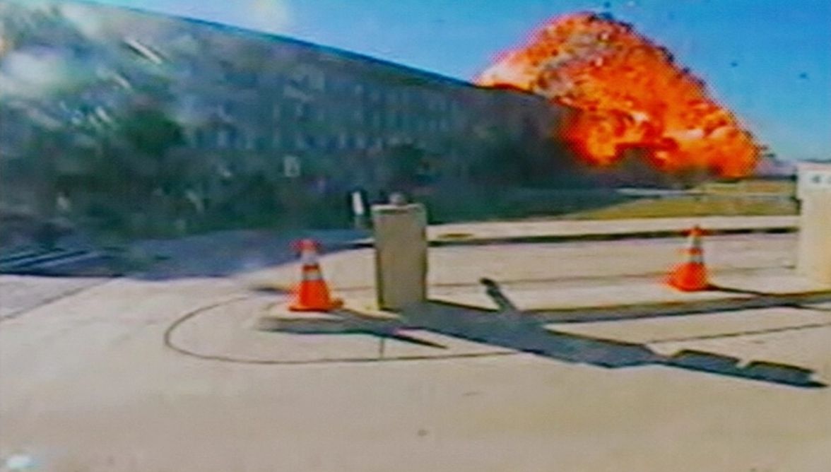 9:37 AM. Virginia. Momento en el que uno de los aviones impacta el Pentágono. Fotografía: CNN. Getty Images.