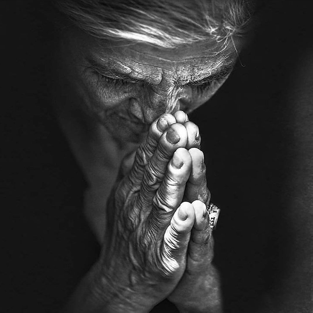 Fotografía: Lee Jeffries. Fotografía a Blanco y negro. Retrato de una persona en postura de oración o perdón.