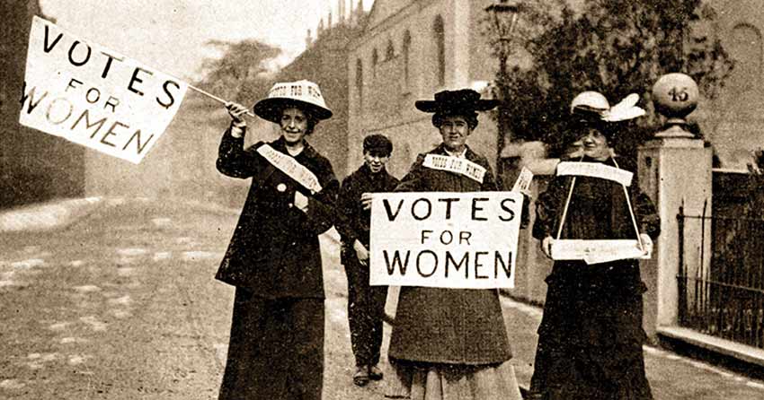 Fotografía del movimiento sufragista en Inglaterra. Foto a blanco y negro de mujeres con pancartas.