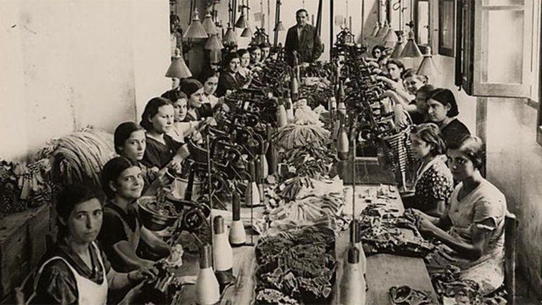 Mujeres obreras del área textil. Foto a blanco y negro. Historia del feminismo