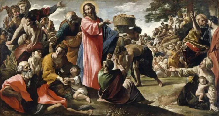 En la pintura, Jesús al rededor de muchas personas, aparece un hombre cargando panes y peces.