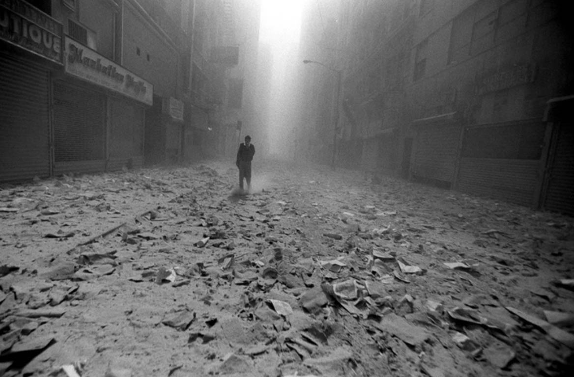 Un personaje solitario camina en las calles de New York tras el desplome de las Torres Gemelas el 11 de septiembre de 2001. Fotografía: Json Florio. Corbis.