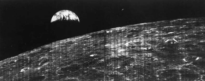 En la foto se logran ver la superficie de la luna y al fondo la tierra 