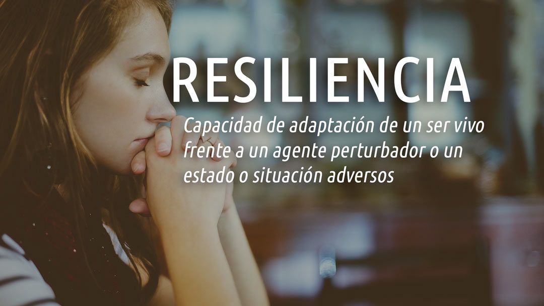 Palabras bonitas del español. Resiliencia. En la imagen, una mujer en postura de oración.