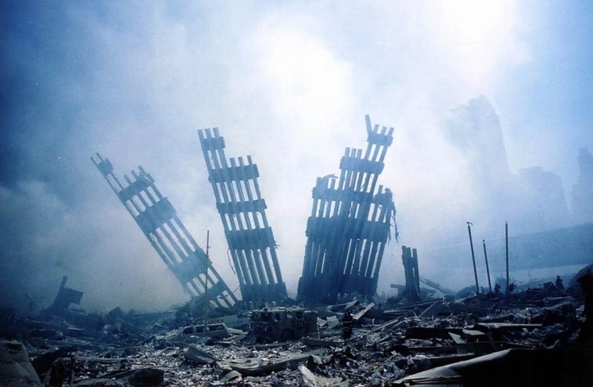 Restos humeantes de los edificios del World Trade Center. Fotografía: Alex Fuchs. Getty Images.