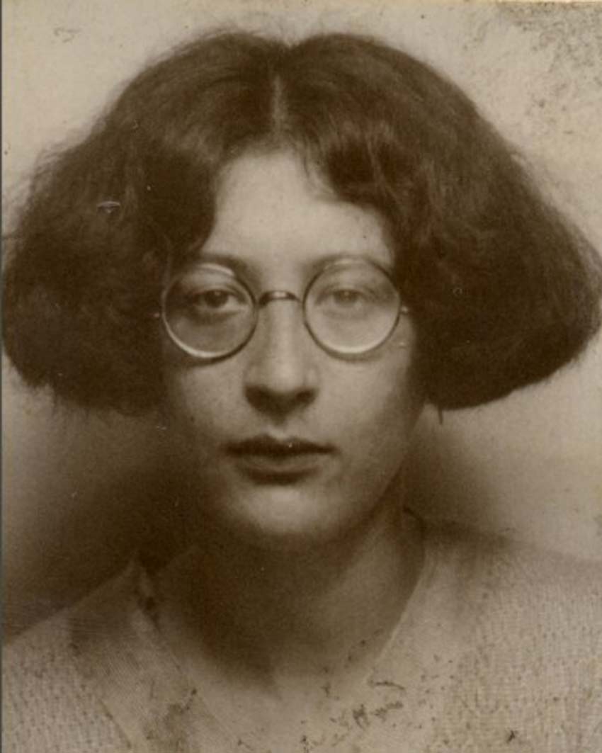 Retrato de Simone Weil. Foto en escala marrón. Mujer de cabello abundante, corto y con anteojos redondos. Mirada seria