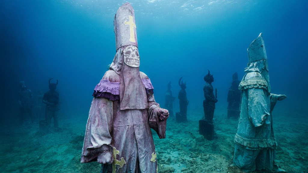 Fotografía de algunas esculturas ubicadas en el fondo del océano.