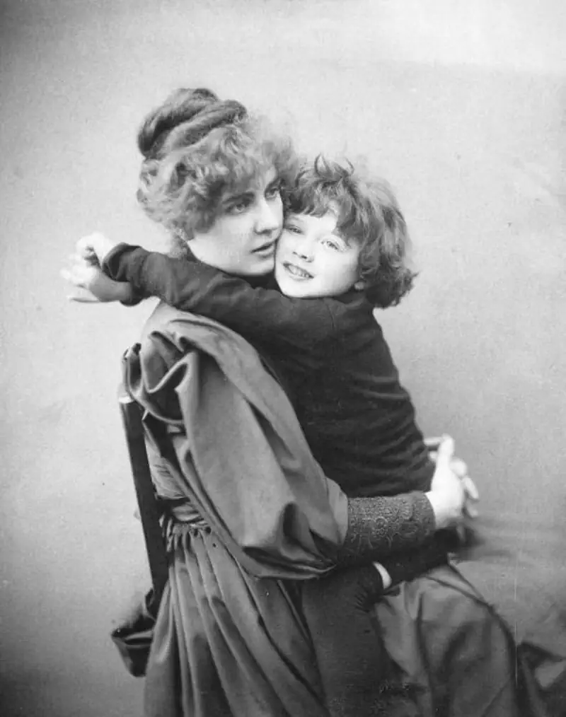 Constance Lloyd, esposa de Oscar Wilde, junto a su hijo mayor, Cyril.