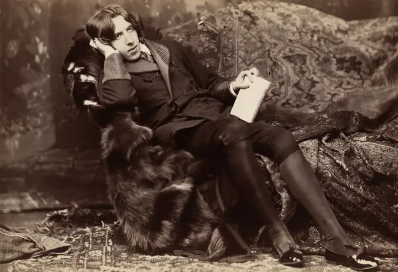 Oscar Wilde, con su libro 'Poemas', retratado por el fotógrafo Napoleon Sarony en Nueva York, 1882.